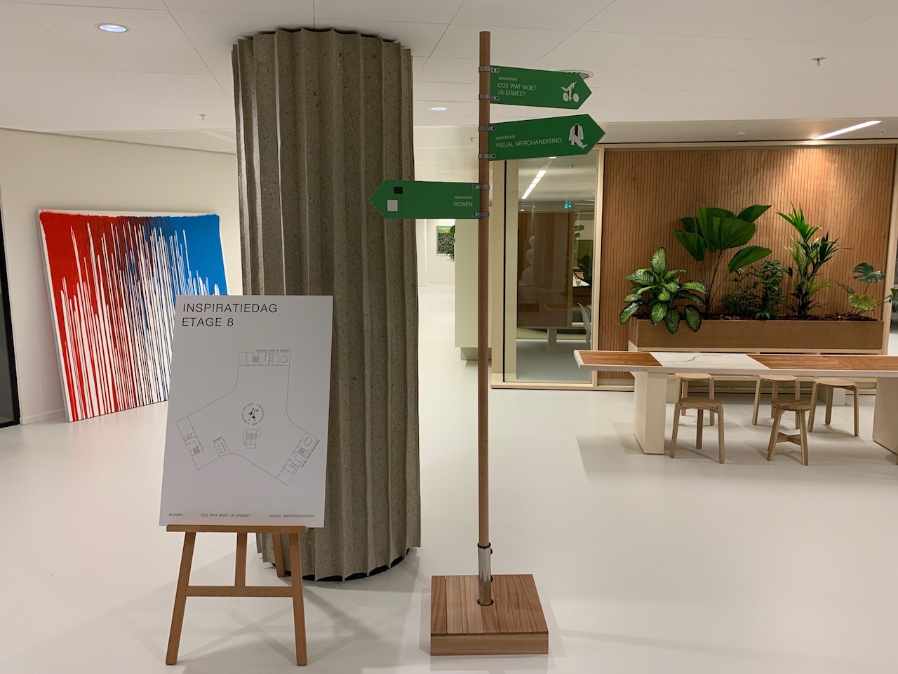 Wegwijzer geplaatst voor bedrijfs evenement in kantoor Amsterdam. Duurzame borden gemaakt van Reboard karton. Huren of kopen.